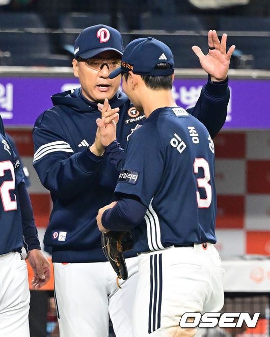 [OSEN=대전, 김성락 기자] 프로야구 한화 이글스의 연승 행진이 ’12’에서 끝났다. KBO리그 최초 홈·원정 15경기 연속 매진으로 흥갱 기록을 세운 날 12연승이 끝났다. 9회말 2사 후 상대의 파울플라이 포구 실책 이후 최인호의 극적인 동점 투런 홈런이 터졌지만 연장 11회초 결승점을 낸 두산 베어스가 가까스로 이겼다.두산은 13일 대전 한화생명볼파크에서 열린 2025 신한 SOL Bank KBO리그 한화와의 원정경기를 연장 11회 접전 끝에 4-3으로 승리했다. 경기 종료 후 두산 이승엽 감독, 임종성이 기쁨을 나누고 있다. 2025.05.13 / ksl0919@osen.co.kr