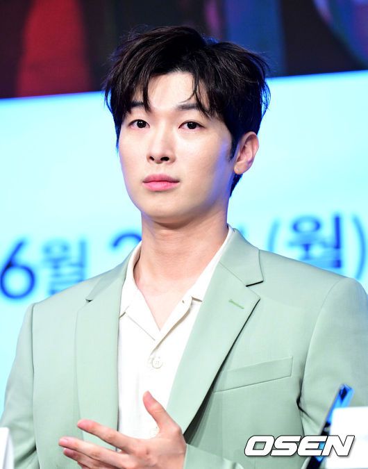 [OSEN=최규한 기자] 26일 오후 서울 신도림동 디큐브시티 더 세인트에서 KBS 2TV 새 월화드라마 ‘가슴이 뛴다’ 제작발표회가 열렸다.드라마 ‘가슴이 뛴다’는 100년 중 하루 차이로 인간이 되지 못한 반인뱀파이어 선우혈(옥택연)과 인간미라고는 찾아볼 수 없는 여자 주인해(원지안)가 어쩌다 동거를 시작, 진정한 온기를 찾아가는 아찔한 목숨 담보 공생 로맨스다.배우 박강현이 취재진의 질문을 듣고 있다. 2023.06.26 / dreamer@osen.co.kr