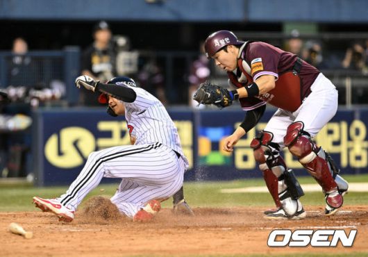 [OSEN=잠실, 이대선 기자] 14일 오후 서울 잠실야구장에서 2025 신한 SOL Bank KBO리그 LG 트윈스와 키움 히어로즈의 경기가 열렸다.LG는 송승기, 키움은 로젠버그를 선발 투수로 내세웠다.3회말 1사 2루에서 LG 김현수의 땅볼 때 3루주자 문보경이 득점에 성공하고 있다. 2025.05.14 /sunday@osen.co.kr