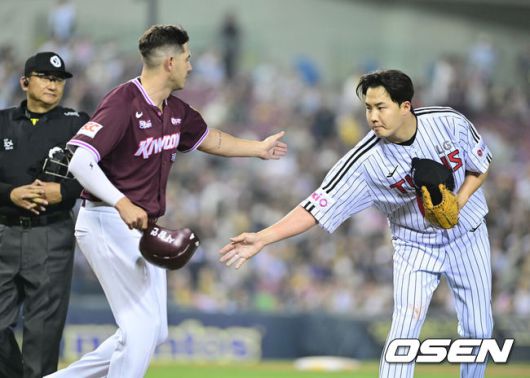 [OSEN=잠실, 최규한 기자] 15일 서울 잠실야구장에서 ‘2025 신한 SOL Bank KBO리그’ LG 트윈스와 키움 히어로즈의 경기가 열렸다.이날 홈팀 LG는 임찬규, 방문팀 키움은 하영민을 선발투수로 내세웠다.7회초 1사 주자없는 상황 LG 임찬규가 키움 카디네스에게 몸 맞는 공을 내준 뒤 사과의 뜻을 표하고 있다. 이에 출루하며 인사를 전하는 카디네스. 2025.05.15 / dreamer@osen.co.kr