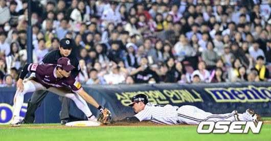 [OSEN=잠실, 최규한 기자] 15일 서울 잠실야구장에서 ‘2025 신한 SOL Bank KBO리그’ LG 트윈스와 키움 히어로즈의 경기가 열렸다.이날 홈팀 LG는 임찬규, 방문팀 키움은 하영민을 선발투수로 내세웠다.6회말 무사 1루 상황 LG 송찬의 타석 때 주자 오지환이 상대 폭투를 틈타 3루까지 내달렸지만 키움 3루수 송성문의 태그에 걸려 아웃되고 있다. 2025.05.15 / dreamer@osen.co.kr