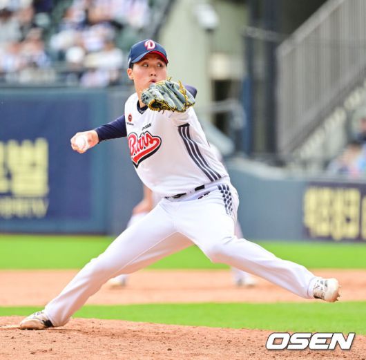 [OSEN=잠실, 박준형 기자]  27일 오후 서울 잠실구장에서 ‘2025 신한 SOL BANK KBO리그’ 두산 베어스와 롯데 자이언츠의 경기가 진행됐다.이날 경기에서 두산은 최승용을, 롯데는 박진을 선발투수로 내세웠다.8회초 두산 홍민규 투수가 역투하고 있다.  2025.04.27 / soul1014@osen.co.kr