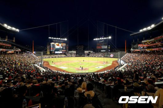 [OSEN=대전, 최규한 기자] 28일 오후 대전 한화생명 볼파크에서 ‘2025 신한 SOL Bank KBO리그’ 한화 이글스와 KIA 타이거즈의 경기가 열렸다.대전 신구장 첫 공식경기를 갖는 홈팀 한화는 코디 폰세, 방문팀 KIA는 제임스 네일을 선발로 내세웠다.사진은 만원 관중을 이룬 대전 한화생명 볼파크의 모습. 2025.03.28 / dreamer@osen.co.kr