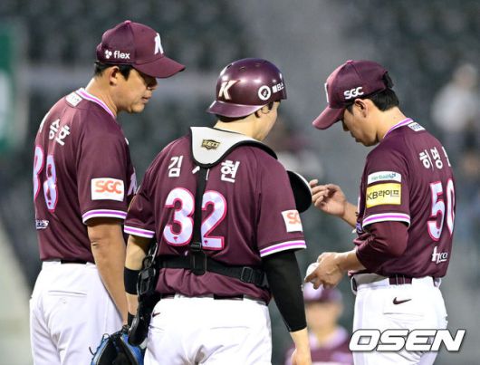 [OSEN=잠실, 최규한 기자] 15일 서울 잠실야구장에서 ‘2025 신한 SOL Bank KBO리그’ LG 트윈스와 키움 히어로즈의 경기가 열렸다.이날 홈팀 LG는 임찬규, 방문팀 키움은 하영민을 선발투수로 내세웠다.4회말 2사 만루 상황 키움 선발 하영민이 마운드를 방문한 포수 김재현-이승호 코치와 대화를 나누며 손가락 끝을 살피고 있다. 2025.05.15 / dreamer@osen.co.kr