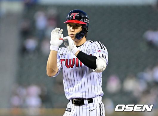 [OSEN=잠실, 최규한 기자] 15일 서울 잠실야구장에서 ‘2025 신한 SOL Bank KBO리그’ LG 트윈스와 키움 히어로즈의 경기가 열렸다.이날 홈팀 LG는 임찬규, 방문팀 키움은 하영민을 선발투수로 내세웠다.4회말 2사 1. 3루 상황 LG 구본혁이 달아나는 1타점 적시타를 날리고 1루에 안착해 기뻐하고 있다. 2025.05.15 / dreamer@osen.co.kr