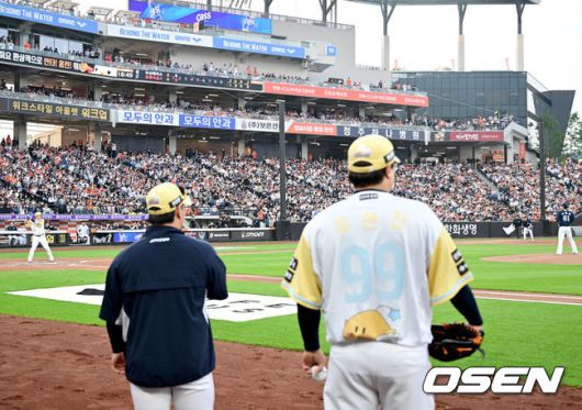 [OSEN=대전, 김성락 기자] 13일 대전 한화생명볼파크에서 ‘2025 신한 SOL Bank KBO리그’ 한화 이글스와 두산 베어스의 경기가 열렸다.이날 한화는 류현진, 두산은 최원준을 선발로 내세웠다.KBO 최초 홈, 원정 단일시즌 15경기 연속 매진 기록한 한화 이글스. 2025.05.13 / ksl0919@osen.co.kr