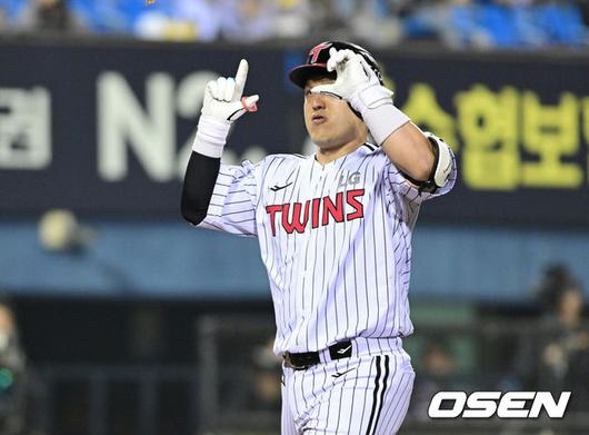 [OSEN=잠실, 최규한 기자] 15일 서울 잠실야구장에서 ‘2025 신한 SOL Bank KBO리그’ LG 트윈스와 키움 히어로즈의 경기가 열렸다.이날 홈팀 LG는 임찬규, 방문팀 키움은 하영민을 선발투수로 내세웠다.8회말 1사 주자없는 상황 LG 박동원이 달아나는 좌월 솔로포를 날리고 홈을 밟으며 기뻐하고 있다. 2025.05.15 / dreamer@osen.co.kr