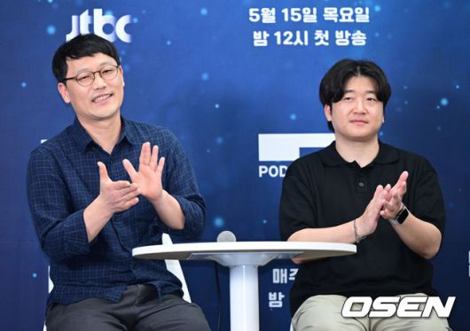 [OSEN=최규한 기자] 15일 오후 서울 상암동 스텐포드 호텔에서 JTBC 신규 프로그램 ‘딥 다이브 코리아: 송지효의 해녀 모험’(약칭 딥다이브) 제작발표회가 열렸다.딥다이브는 송지효가 제주에서 해녀 물질에 도전하고 그들과 진정한 유대감을 형성해 나가는 여정을 그린 다큐멘터리 프로그램이다. JTBC와 BBC 스튜디오의 첫 공동 제작 콘텐트이자 국내 방송사 중 최초로 BBC 스튜디오와 공동 제작한 사례로 많은 이들의 주목을 받고 있다.허진 국장과 이후 PD가 인사말을 전하고 있다. 2025.05.15 / dreamer@osen.co.kr