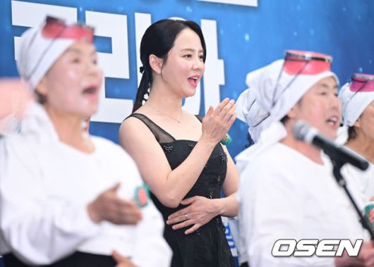 [OSEN=최규한 기자] 15일 오후 서울 상암동 스텐포드 호텔에서 JTBC 신규 프로그램 ‘딥 다이브 코리아: 송지효의 해녀 모험’(약칭 딥다이브) 제작발표회가 열렸다.딥다이브는 송지효가 제주에서 해녀 물질에 도전하고 그들과 진정한 유대감을 형성해 나가는 여정을 그린 다큐멘터리 프로그램이다. JTBC와 BBC 스튜디오의 첫 공동 제작 콘텐트이자 국내 방송사 중 최초로 BBC 스튜디오와 공동 제작한 사례로 많은 이들의 주목을 받고 있다.배우 송지효가 하도 해녀 합창단과 공연을 펼치고 있다. 2025.05.15 / dreamer@osen.co.kr