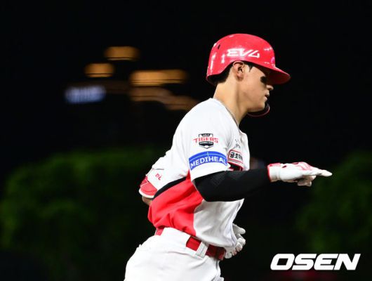 [OSEN=광주, 김성락 기자] 15일 오후 광주 북구 기아챔피언스필드에서 ‘2025 신한 SOL Bank KBO리그’ KIA 타이거즈와 롯데 자이언츠의 경기가 열렸다.KIA는 선발투수로 올러, 롯데는 나균안을 내세웠다.7회말 KIA 선두타자 김도영이 솔로 홈런을 날린 뒤 그라운드를 돌고 있다.  2025.05.15 / ksl0919@osen.co.kr