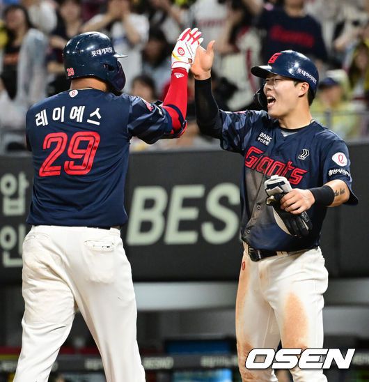 [OSEN=광주, 김성락 기자] 15일 오후 광주 북구 기아챔피언스필드에서 ‘2025 신한 SOL Bank KBO리그’ KIA 타이거즈와 롯데 자이언츠의 경기가 열렸다.KIA는 선발투수로 올러, 롯데는 나균안을 내세웠다.8회초 무사 1루 롯데 레이예스가 추격의 2점 홈런을 날린 뒤 홈에서 고승민과 하이파이브를 하고 있다. 2025.05.15 / ksl0919@osen.co.kr