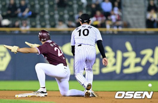 [OSEN=잠실, 최규한 기자] 15일 서울 잠실야구장에서 ‘2025 신한 SOL Bank KBO리그’ LG 트윈스와 키움 히어로즈의 경기가 열렸다.이날 홈팀 LG는 임찬규, 방문팀 키움은 하영민을 선발투수로 내세웠다.6회초 2사 1루 상황 키움 최주환 타석 때 주자 송성문이 2루 도루에 성공했다. 상대 실책을 확인하며 3루로 뛰는 송성문. 2025.05.15 / dreamer@osen.co.kr