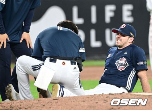 [OSEN=대전, 김성락 기자] 14일 대전 한화생명볼파크에서 ‘2025 신한 SOL Bank KBO리그’ 한화 이글스와 두산 베어스의 경기가 열렸다.이날 한화는 문동주, 두산은 잭로그를 선발로 내세웠다.4회말 1사 두산 선발 잭로그가 한화 문현빈의 강습타구에 발을 맞은 뒤 고통을 호소하고 있다. 2025.05.14 / ksl0919@osen.co.kr