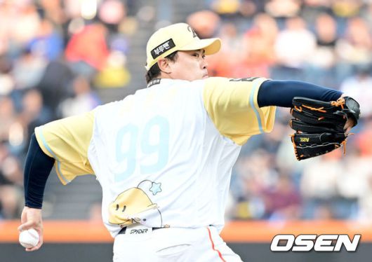 [OSEN=대전, 김성락 기자] 13일 대전 한화생명볼파크에서 ‘2025 신한 SOL Bank KBO리그’ 한화 이글스와 두산 베어스의 경기가 열렸다.이날 한화는 류현진, 두산은 최원준을 선발로 내세웠다.1회초 한화 선발 류현진이 마운드에 올라 힘차게 공을 뿌리고 있다. 2025.05.13 / ksl0919@osen.co.kr