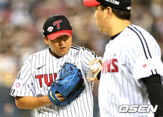 [OSEN=잠실, 이대선 기자] 14일 오후 서울 잠실야구장에서 2025 신한 SOL Bank KBO리그 LG 트윈스와 키움 히어로즈의 경기가 열렸다.LG는 송승기, 키움은 로젠버그를 선발 투수로 내세웠다.5회초 2사 1,2루에서 키움 카디네스를 플라이로 처리한 LG 송승기가 더그아웃으로 가며 김현수와 하이파이브를 하고 있다. 2025.05.14 /sunday@osen.co.kr