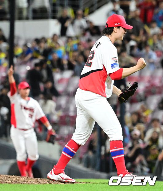 [OSEN=광주, 김성락 기자] 15일 오후 광주 북구 기아챔피언스필드에서 ‘2025 신한 SOL Bank KBO리그’ KIA 타이거즈와 롯데 자이언츠의 경기가 열렸다.이날 경기는 KIA 타이거즈가 롯데 자이언츠를 상대로 7-6 아슬아슬 승리를 따냈다.승리가 확정된 순간 KIA 정해영이 기뻐하고 있다. 2025.05.15 / ksl0919@osen.co.kr