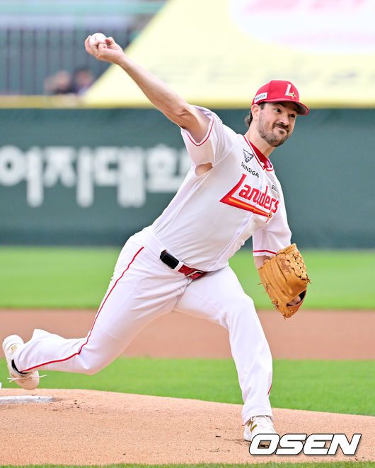 [OSEN=인천, 민경훈 기자] 15일 오후 인천 SSG랜더스필드에서 ‘2025 신한 SOL Bank KBO리그’ SSG 랜더스와 NC 다이노스의 경기가 열렸다.SSG는 앤더슨을, NC는 신민혁을 선발로 내세웠다.SSG 선발 앤더슨이 마운드 위에서 힘차게 공을 뿌리고 있다. 2025.05.15 / rumi@osen.co.kr