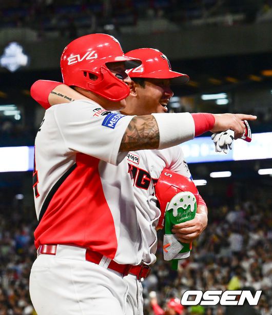 [OSEN=광주, 김성락 기자] 4회말 종료 후 KIA 최형우가 김선빈의 파울 타구에 맞은 조재영 코치와 이야기를 나누고 있다.