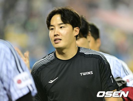 [OSEN=잠실, 최규한 기자] 프로야구LG 트윈스가 파죽의 6연승을 달리며 단독 1위를 지켰다.키움 히어로즈는 6연패에 빠졌다.LG는15일 서울 잠실구장에서 열린 2025 KBO리그 키움과 경기에서 6-2로 승리했다. 오지환이 선제 결승 투런포를 터뜨렸고, 박동원은 8회 쐐기 솔로 홈런을 쏘아올렸다. LG 선발투수 임찬규는 7이닝 동안 4피안타 1볼넷 1사구 6탈삼진 1실점으로 호투했다. 시즌 7승째를 거두며 다승 공동 2위가 됐다.경기를 마치고 승리투수 LG 임찬규가 인사를 나누고 있다. 2025.05.15 / dreamer@osen.co.kr