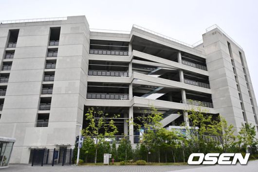 [OSEN=창원, 이석우 기자] 지난 3월 29일 NC 다이노스와 LG 트윈스의 경기 중 3루 내야석 매점 부근 약 4층 높이에 있던 알루미늄 '루버'가 떨어져 관중이 사망하는 사고가 발생했다. 지난 8일 KBO는 NC 다이노스 구단의 요청에 따라, NC가 울산 문수야구장을 2025 시즌 임시 대체 홈구장으로 사용하는 것을 승인했다. 사고가 발생한 지점의 루버를 포함해 야구장과 철골 주차장에 설치된 309개의 루버를 전면 철거했다. 2025.05.11 / foto0307@osen.co.kr