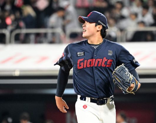 [OSEN=수원, 이대선 기자] 11일 오후 수원 KT위즈파크에서 2025 신한 SOL Bank KBO리그 KT 위즈와 롯데 자이언츠의 더블헤더 2차전 경기가 열렸다.KT는 오원석, 롯데는 이민석을 선발 투수로 내세웠다.6회말 2사 만루에서 KT 장진혁을 땅볼로 처리한 롯데 이민석이 미소를 짓고 있다. 2025.05.11 /sunday@osen.co.kr