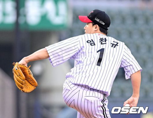 [OSEN=잠실, 최규한 기자] 15일 서울 잠실야구장에서 ‘2025 신한 SOL Bank KBO리그’ LG 트윈스와 키움 히어로즈의 경기가 열렸다.이날 홈팀 LG는 임찬규, 방문팀 키움은 하영민을 선발투수로 내세웠다.2회초 LG 선발 임찬규가 힘차게 공을 뿌리고 있다. 2025..05.15 / dreamer@osen.co.kr