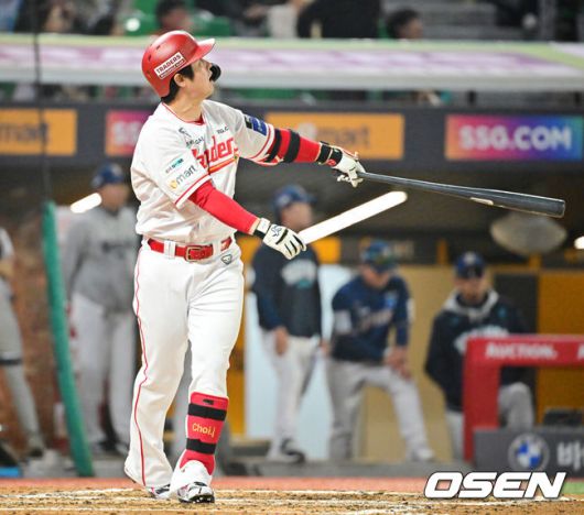 [OSEN=인천, 민경훈 기자] 15일 오후 인천 SSG랜더스필드에서 ‘2025 신한 SOL Bank KBO리그’ SSG 랜더스와 NC 다이노스의 경기가 열렸다.SSG는 앤더슨을, NC는 신민혁을 선발로 내세웠다.6회말 1사 주자 1,2루 SSG 최정이 좌월 선취 스리런 홈런을 때리고 있다. 2025.05.15 / rumi@osen.co.kr