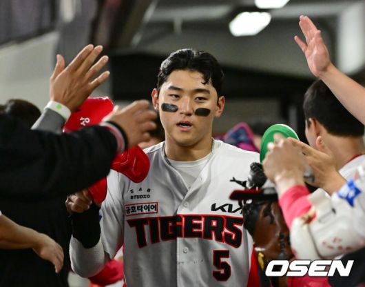 [OSEN=광주, 김성락 기자] 15일 오후 광주 북구 기아챔피언스필드에서 ‘2025 신한 SOL Bank KBO리그’ KIA 타이거즈와 롯데 자이언츠의 경기가 열렸다.KIA는 선발투수로 올러, 롯데는 나균안을 내세웠다.3회말 무사 만루 KIA 김선빈의 2타점 적시타 때 2루주자 김도영이 득점을 올린 뒤 더그아웃에서 동료 선수들과 기쁨을 나누고 있다. 2025.05.15 / ksl0919@osen.co.kr