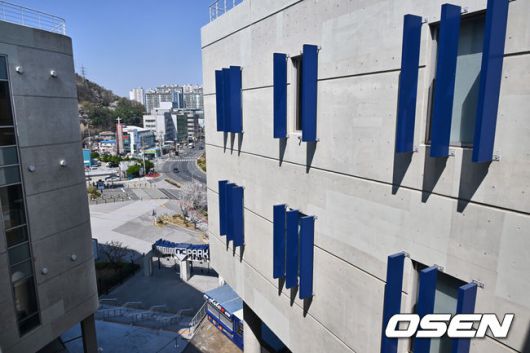 [OSEN=창원, 이석우 기자] 지난달 29일 LG 트윈스와 NC 다이노스와의 경기 중 3루 내야석 매점 부근 약 4층 높이에 있던 알루미늄 '루버'가 떨어져 관중이 사망하는 사고가 발생했다. 해당 사고의 여파로 지난 30일 LG와 NC의 경기는 즉각 취소됐고, 1일부터 3일까지 열리는 SSG 랜더스와의 경기는 3연전을 모두 취소했다. 또한 피해자 애도를 위해 1일 모든 경기는 전면 취소됐다. 관계자들이 창원NC파크 안전 점검을 이틀 동안 진행한다. 사진은 창원NC파크 사고 현장. 2025.04.01 / foto0307@osen.co.kr