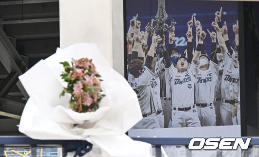 [OSEN=창원, 이석우 기자] 지난 3월 29일 NC 다이노스와 LG 트윈스의 경기 중 3루 내야석 매점 부근 약 4층 높이에 있던 알루미늄 '루버'가 떨어져 관중이 사망하는 사고가 발생했다. 지난 8일 KBO는 NC 다이노스 구단의 요청에 따라, NC가 울산 문수야구장을 2025 시즌 임시 대체 홈구장으로 사용하는 것을 승인했다. 구조물 추락 사고로 여성 관중이 사망했던 창원NC파크 마산구장에 시민들이 추모하며 갖다 놓은 조화와 추모글이 빼곡히 놓여 있다. 2025.05.11 / foto0307@osen.co.kr