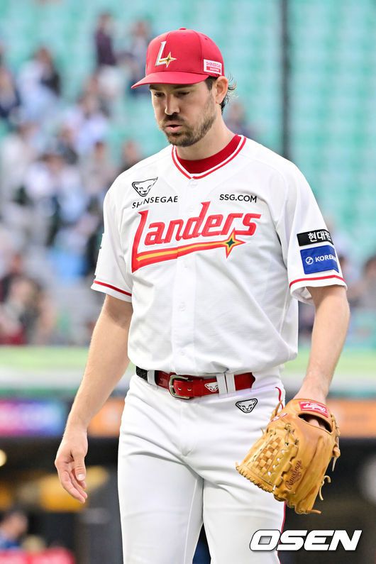 [OSEN=인천, 민경훈 기자] 15일 오후 인천 SSG랜더스필드에서 ‘2025 신한 SOL Bank KBO리그’ SSG 랜더스와 NC 다이노스의 경기가 열렸다.SSG는 앤더슨을, NC는 신민혁을 선발로 내세웠다.3회초를 마친 SSG 선발 앤더슨이 큰 숨을 내쉬며 덕아웃으로 향하고 있다. 2025.05.15 / rumi@osen.co.kr