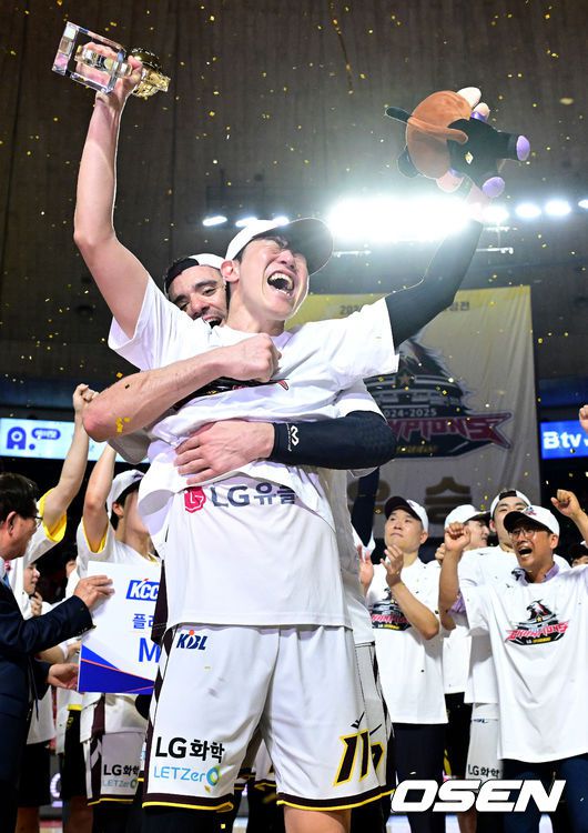 [OSEN=잠실학생체, 최규한 기자] 창원 LG가 창단 첫 우승의 영광을 쏘아 올렸다.창원 LG는 17일 서울잠실학생체육관에서 열린 2024-2025 KCC 프로농구 챔피언결정전 7차전서 서울 SK에 62-58로 승리했다.이날 승리로 LG는 지난 1997-1998 KBL 참가 후 창단 처음으로 챔피언결정전 정상에 올랐다.챔피언 결정전 MVP를 차지한 LG 허일영이 환호하고 있다. 2025.05.17 / dreamer@osen.co.kr