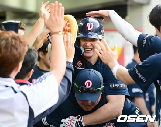 [OSEN=광주, 김성락 기자] 17일 오후 광주 북구 기아챔피언스필드에서 ‘2025 신한 SOL Bank KBO리그’ KIA 타이거즈와 두산 베어스의 더블헤더 2차전 경기가 열렸다.더블헤더 2차전 홈팀 KIA는 양현종, 원정팀 두산은 홍민규를 선발로 내세웠다.2회초 두산 선두타자 김재환이 동점 솔로 홈런을 날린 뒤 더그아웃에서 더그아웃에서 동료 선수들과 기쁨을 나누고 있다. 2025.05.17 / ksl0919@osen.co.kr