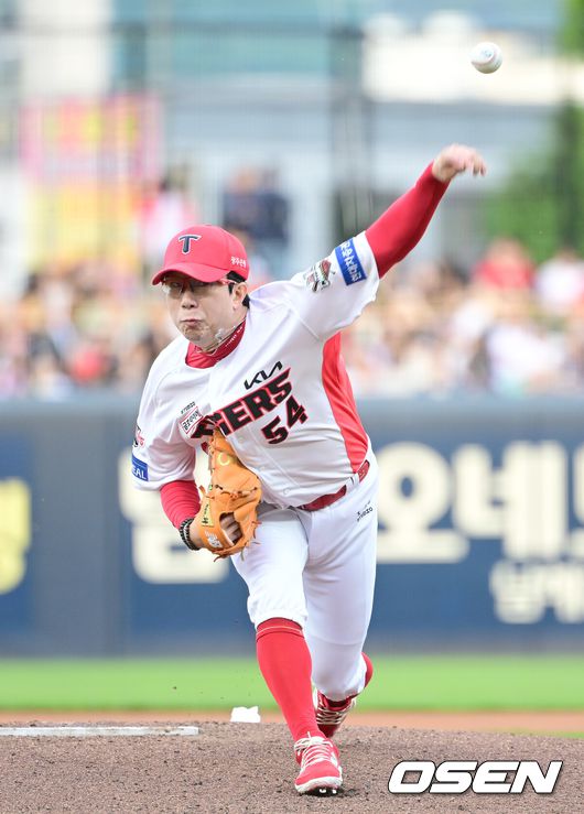 [OSEN=광주, 김성락 기자] 17일 오후 광주 북구 기아챔피언스필드에서 ‘2025 신한 SOL Bank KBO리그’ KIA 타이거즈와 두산 베어스의 더블헤더 2차전 경기가 열렸다.더블헤더 2차전 홈팀 KIA는 양현종, 원정팀 두산은 홍민규를 선발로 내세웠다.1회초 KIA 선발 양현종이 마운드에 올라 힘차게 공을 뿌리고 있다. 2025.05.17 / ksl0919@osen.co.kr