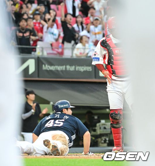 [OSEN=광주, 김성락 기자] 17일 오후 광주 북구 기아챔피언스필드에서 ‘2025 신한 SOL Bank KBO리그’ KIA 타이거즈와 두산 베어스의 더블헤더 2차전 경기가 열렸다.더블헤더 2차전 홈팀 KIA는 양현종, 원정팀 두산은 홍민규를 선발로 내세웠다.2회초 2사 2루 두산 조수행의 안타 때 2루주자 김기연이 홈으로 내달렸지만 KIA 포수 한준수에게 태그아웃되고 있다. 2025.05.17 / ksl0919@osen.co.kr