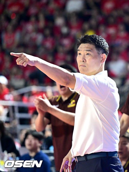 [OSEN=잠실학생체, 최규한 기자] 17일 오후 서울 잠실학생체육관에서 ‘2024-2025 KCC 프로농구’ 챔피언결정 7차전 서울 SK와 창원 LG의 경기가 열렸다.챔프 6차전까지 양 팀은 3승 3패로 팽팽하게 맞섰다. SK는 사상 첫 챔프전 리버스 스윕으로 통합 우승을, LG는 창단 첫 챔프전 우승을 노린다.4쿼터, LG 조상현 감독이 선수들의 플레이를 독려하고 있다. 2025.05.17 / dreamer@osen.co.kr