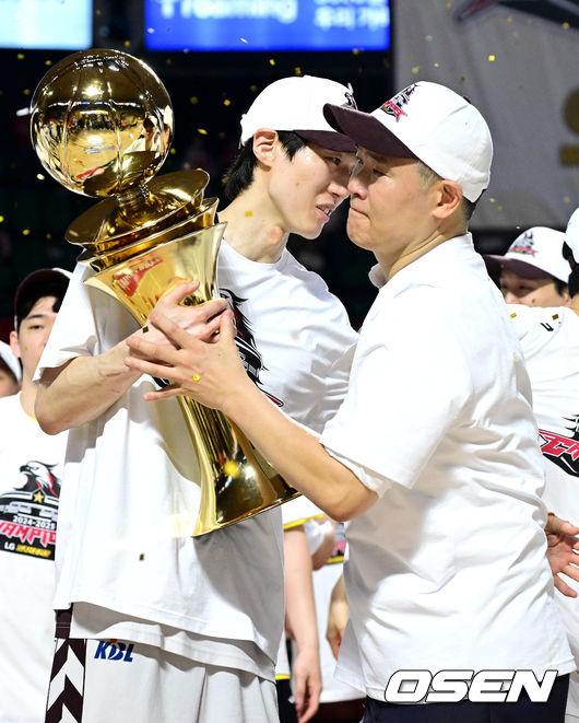 [OSEN=잠실학생체, 최규한 기자] 창원 LG가 창단 첫 우승의 영광을 쏘아 올렸다.창원 LG는 17일 서울잠실학생체육관에서 열린 2024-2025 KCC 프로농구 챔피언결정전 7차전서 서울 SK에 62-58로 승리했다.이날 승리로 LG는 지난 1997-1998 KBL 참가 후 창단 처음으로 챔피언결정전 정상에 올랐다.챔피언 결정전 우승을 거머쥔 LG 조상현 감독이 정인덕과 기뻐하고 있다. 2025.05.17 / dreamer@osen.co.kr