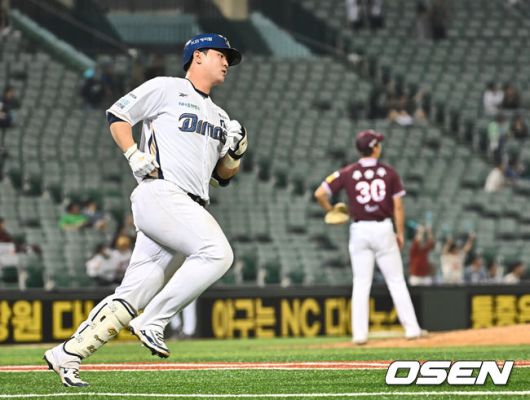 [OSEN=울산, 이석우 기자] 17일 울산 문수야구장에서 2025 신한 SOL 뱅크 KBO 리그 NC 다이노스와 키움 히어로즈의 더블헤더 2차전 경기가 열렸다. 홈팀 NC는 최성영이, 방문팀 키움은 김연주가 선발로 나섰다.NC 다이노스 김형준이 9회말 좌월 솔로 홈런을 치고 그라운드를 돌고 있다. 2025.05.17 / foto0307@osen.co.kr