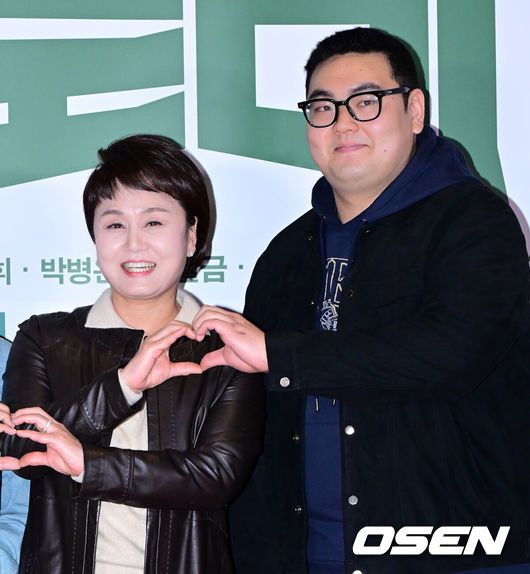 [OSEN=지형준 기자] 31일 오후 서울 잠실 롯데시네마 월드타워에서 영화 ‘로비’ VIP 시사회 포토월 행사가 열렸다.‘로비'는 연구밖에 모르던 스타트업 대표 창욱(하정우)이 4조 원의 국책사업을 따내기 위해 인생 첫로비골프를 시작하는 이야기. 오는 4월 2일 개봉.이경실, 손보승이 포토타임을 하고 있다. 2025.03.31 / jpnews@osen.co.kr