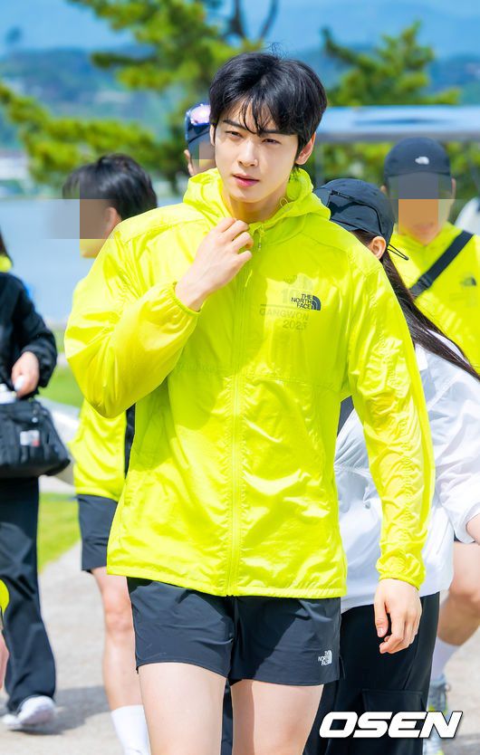 [OSEN=강릉, 민경훈 기자] 가수 겸 배우 차은우와 함께하는 국제 트레일러닝 대회 ‘TNF 100 강원' 행사가 17일 강원도 강릉시 초당동 경포호수광장에서 열렸다.