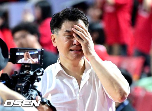 [OSEN=잠실학생체, 최규한 기자] 창원 LG가 창단 첫 우승의 영광을 쏘아 올렸다.창원 LG는 17일 서울잠실학생체육관에서 열린 2024-2025 KCC 프로농구 챔피언결정전 7차전서 서울 SK에 62-58로 승리했다.이날 승리로 LG는 지난 1997-1998 KBL 참가 후 창단 처음으로 챔피언결정전 정상에 올랐다.챔피언 결정전 우승을 거머쥔 LG 조상현 감독이 눈물을 흘리고 있다. 2025.05.17 / dreamer@osen.co.kr