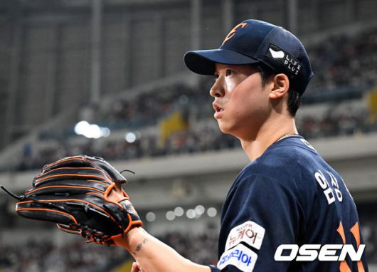 [OSEN=고척, 조은정 기자]9일 오후 서울 고척스카이돔에서 2025 신한 SOL Bank KBO리그 키움 히어로즈와 한화 이글스의 경기가 열린다.이날 홈팀 키움은 하영민을 원정팀 한화는 엄상백을 선발 투수로 내세웠다.한화 선발 엄상백이 공격 이닝에 몸을 풀고 있다. 2025.05.09 /cej@osen.co.kr