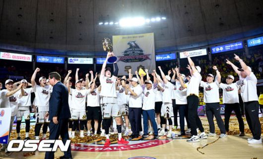 [OSEN=잠실학생체, 최규한 기자] 창원 LG가 창단 첫 우승의 영광을 쏘아 올렸다.창원 LG는 17일 서울잠실학생체육관에서 열린 2024-2025 KCC 프로농구 챔피언결정전 7차전서 서울 SK에 62-58로 승리했다.이날 승리로 LG는 지난 1997-1998 KBL 참가 후 창단 처음으로 챔피언결정전 정상에 올랐다.챔피언 결정전 우승을 거머쥔 LG 조상현 감독을 비롯한 코칭스태프와 선수들이 트로피를 들고 기뻐하고 있다. 2025.05.17 / dreamer@osen.co.kr