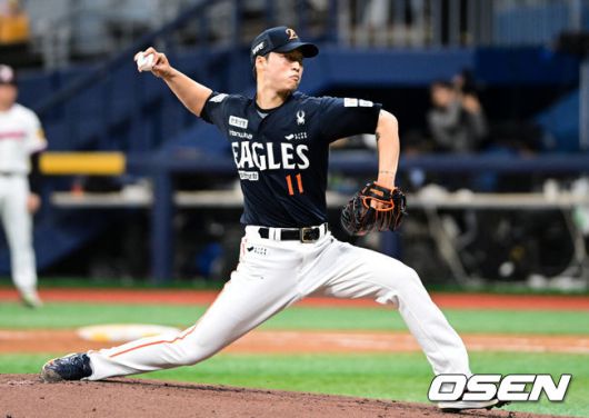 [OSEN=고척, 조은정 기자]9일 오후 서울 고척스카이돔에서 2025 신한 SOL Bank KBO리그 키움 히어로즈와 한화 이글스의 경기가 열린다.이날 홈팀 키움은 하영민을 원정팀 한화는 엄상백을 선발 투수로 내세웠다.3회말 한화 선발 엄상백이 역투하고 있다. 2025.05.09 /cej@osen.co.kr