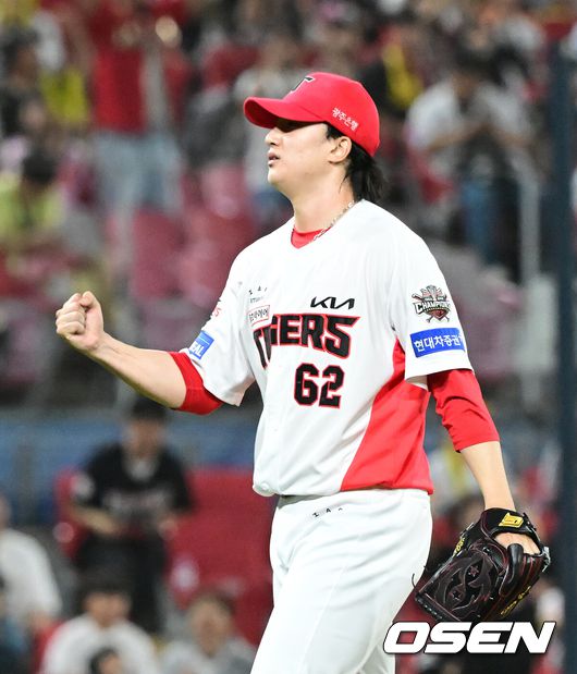 [OSEN=광주, 김성락 기자] KIA 타이거즈가 3연승을 질주하며 5할 승률을 눈 앞에 두었다. KIA는 17일 광주-기아 챔피언스필드에서 열린 2025 신한은행 SOL bank KBO리그 두산 베어스와 더블헤더 2차전을 4-1로 이겼다. 선발 양현종이 6이닝 1실점으로 호투했다. 최원준이 결승 투런홈런을 날렸다. 1차전에 이어 더블헤더를 모두 잡고 3연승과 함께 21승22패를 기록했다. 승리가 확정된 순간 KIA 정해영이 기뻐하고 있다. 2025.05.17 / ksl0919@osen.co.kr