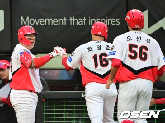 [OSEN=광주, 김성락 기자] 17일 오후 광주 북구 기아챔피언스필드에서 ‘2025 신한 SOL Bank KBO리그’ KIA 타이거즈와 두산 베어스의 더블헤더 2차전 경기가 열렸다.더블헤더 2차전 홈팀 KIA는 양현종, 원정팀 두산은 홍민규를 선발로 내세웠다.3회말 무사 1루 KIA 최원준이 다시 앞서가는 2점 홈런을 날린 뒤 홈에서 최형우와 기쁨을 나누고 있다. 2025.05.17 / ksl0919@osen.co.kr