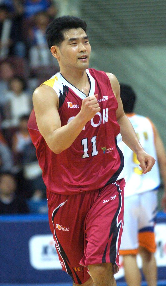 [OSEN=잠실학생체, 최규한 기자] 17일 오후 서울 잠실학생체육관에서 ‘2024-2025 KCC 프로농구’ 챔피언결정 7차전 서울 SK와 창원 LG의 경기가 열렸다.챔프 6차전까지 양 팀은 3승 3패로 팽팽하게 맞섰다. SK는 사상 첫 챔프전 리버스 스윕으로 통합 우승을, LG는 창단 첫 챔프전 우승을 노린다.4쿼터, LG 허일영이 3점슛 성공에 기뻐하고 있다. 2025.05.17 / dreamer@osen.co.kr