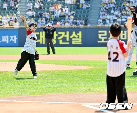 [OSEN=잠실, 민경훈 기자] 18일 오후 서울 잠실야구장에서 2025 신한 SOL Bank KBO리그 LG 트윈스와 KT 위즈의 경기가 열렸다.LG는 치리노스, KT는 헤이수스를 선발 투수로 내세웠다.경기 전 LG 김진성의 자녀 김민찬-김리호 군의 시구 시타 이벤트가 진행되고 있다. 2025.05.18 /rumi@osen.co.kr