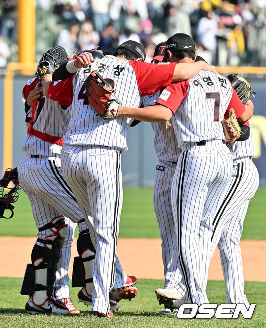 [OSEN=잠실, 민경훈 기자] 18일 오후 서울 잠실야구장에서 2025 신한 SOL Bank KBO리그 LG 트윈스와 KT 위즈의 경기가 열렸다.이 경기에서 LG는 KT에 5-1로 승리했다. LG는 리그에서 가장 먼저 30승(16패) 고지에 올랐다. 10승, 20승, 30승 모두 가장 빨랐다.LG 박동원과 문보경이 나란히 투런 홈런을 터뜨렸고, 김현수는 3타수 2안타 1타점 2득점을 기록했다.LG 선발 치리노스는 6이닝 동안 97구를 던지며 5피안타 무사사구 4탈삼진 1실점으로 호투했다.경기를 마치고 LG 선수들이 승리의 기쁨을 나누고 있다. 2025.05.18 /rumi@osen.co.kr