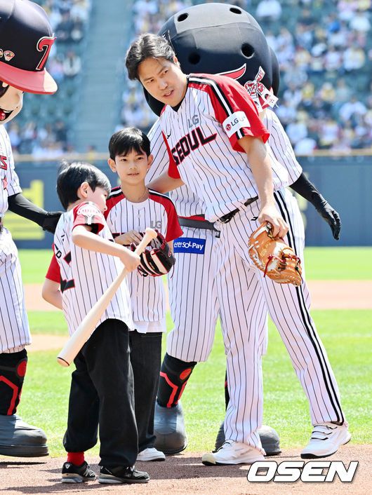 [OSEN=잠실, 민경훈 기자] 18일 오후 서울 잠실야구장에서 2025 신한 SOL Bank KBO리그 LG 트윈스와 KT 위즈의 경기가 열렸다.LG는 치리노스, KT는 헤이수스를 선발 투수로 내세웠다.경기 전 LG 김진성의 자녀 김민찬-김리호 군의 시구 시타 이벤트가 진행되고 있다. 2025.05.18 /rumi@osen.co.kr